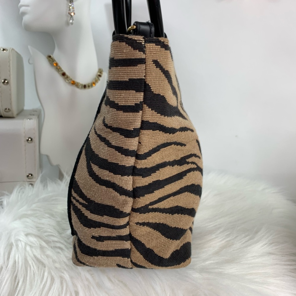 Bueno black wooden handle bag with giraffe design - Picture 4 of 8